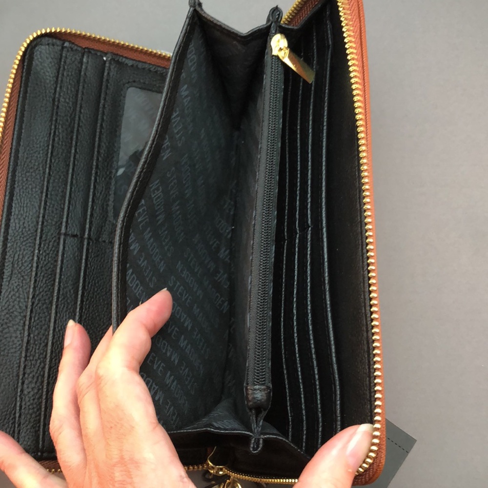 Steve Madden Bzippy wristlet cognac crosshatch - Picture 9 of 11